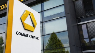 Die Aktie der Commerzbank erholt sich aktuell spürbar von den drastischen Kursverlusten der vergangenen Tage. Bild und Copyright: nitpicker / shutterstock.com.