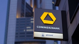 Zwar wiegeln die Manager der Commerzbank in Sachen einer Übernahme durch eine ausländische Bank vorerst ab, die Spekulationen dürften an der Börse aber nicht so schnell abebben. Bild und Copyright: Lurchimbach / shutterstock.com.