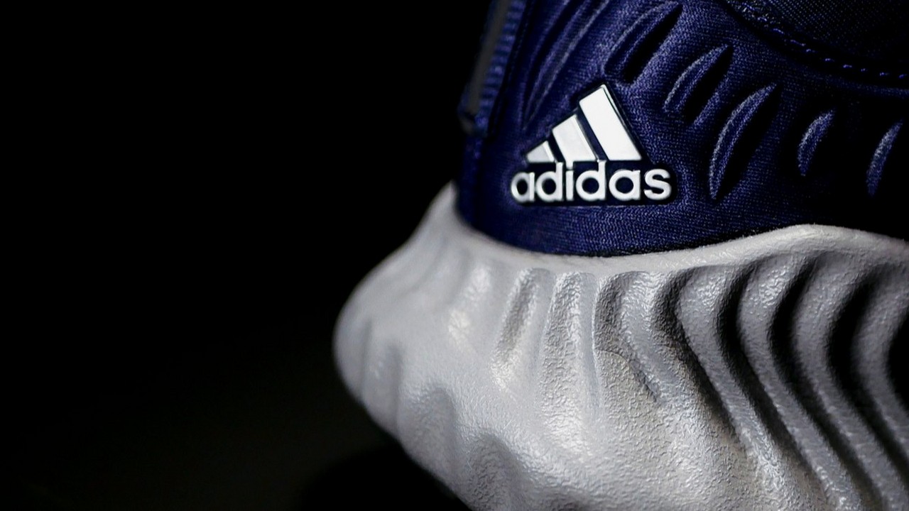 Adidas erwartet 2023 nicht mehr so stark negative Auswirkungen aus einem ausbleibenden Verkauf des Bestands von Yeezy-Produkten. Bild und Copyright: Bortolomeus Abdi W / shutterstock.com.