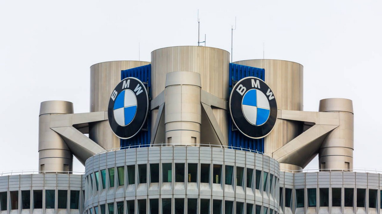 Chartanalyse der UBS zur DAX-notierten Aktie von BMW. Bild und Copyright: Chris Redan / shutterstock.com.