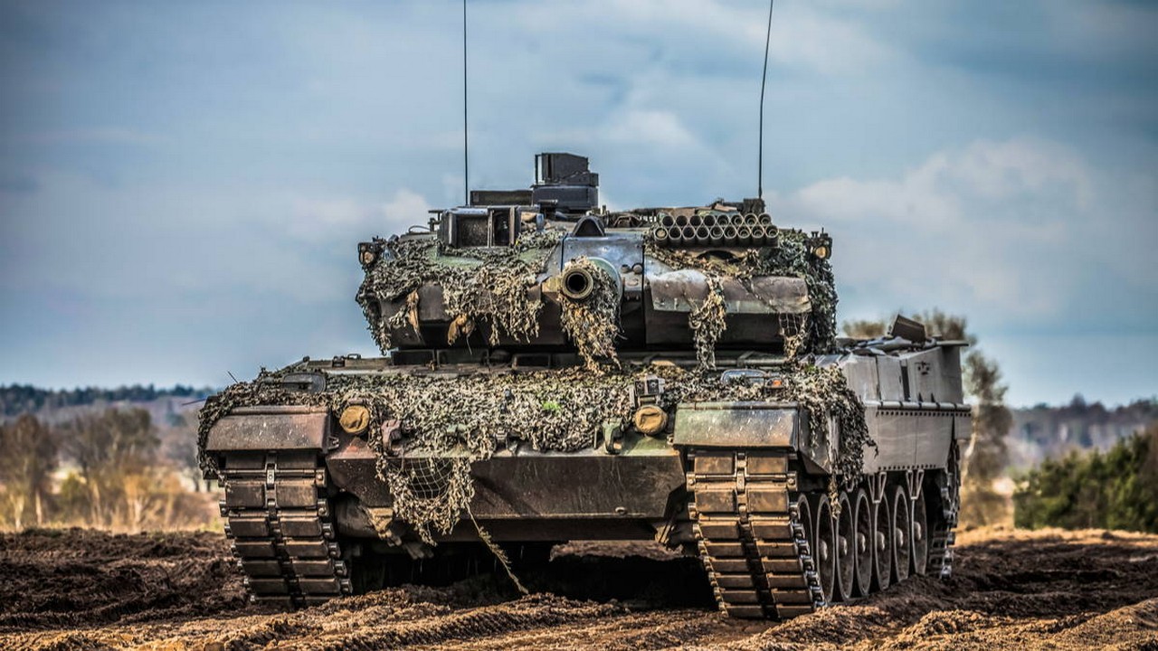 Renk als Hersteller militärisch genutzter Antriebssysteme, unter anderem für Panzer, soll von steigenden Rüstungsausgaben profitieren. Bild und Copyright: Filmbildfabrik / shutterstock.com.