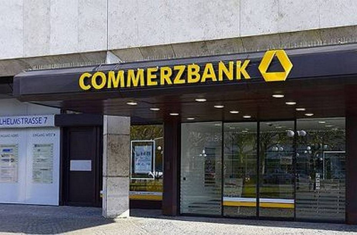 Die Experten der UBS werfen einen Blick auf die Commerzbank Aktie. Bild und Copyright: Vytautas Kielaitis / shutterstock.com