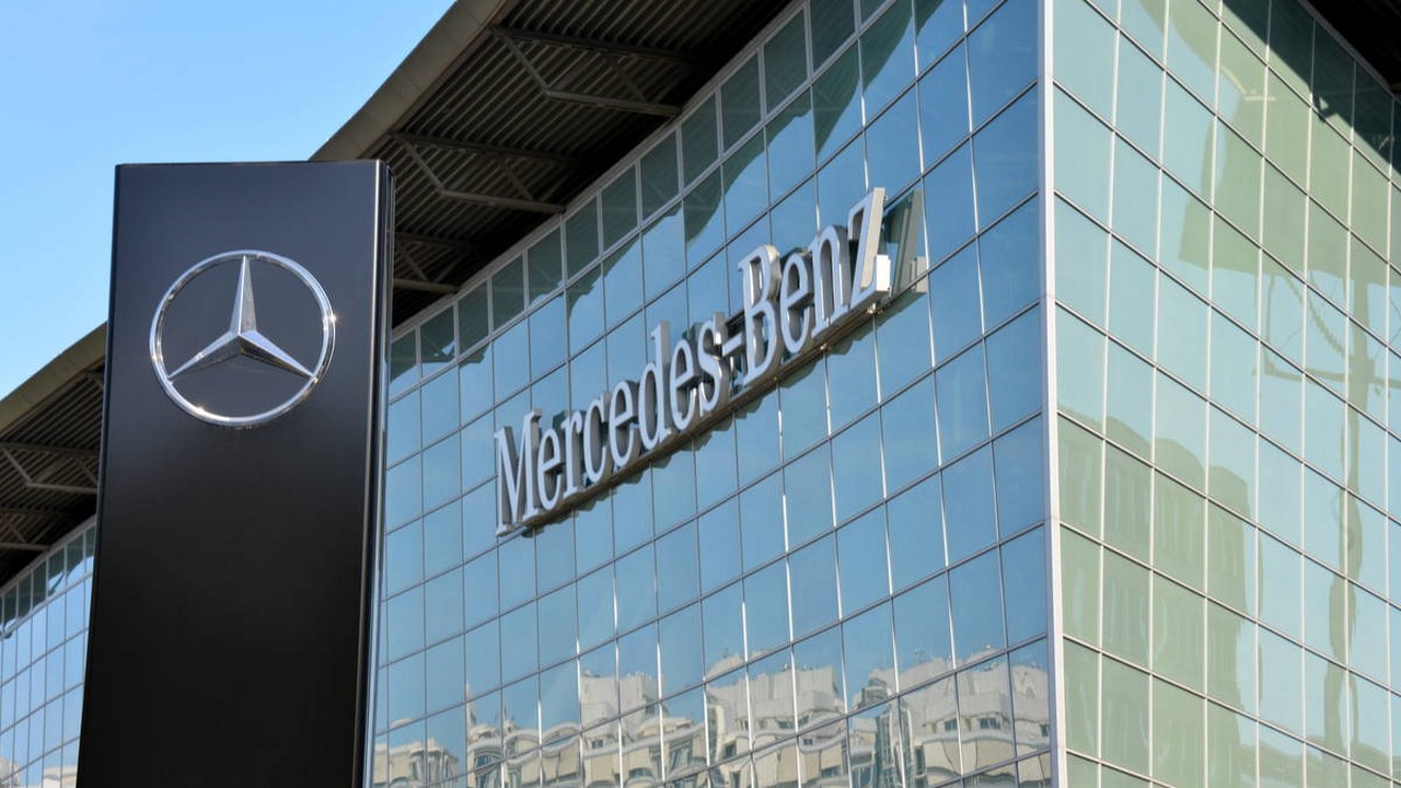Mercedes-Benz investiert wieder stärker in Verbrenner-Motoren. Bild und Copyright: nitpicker / shutterstock.com.
