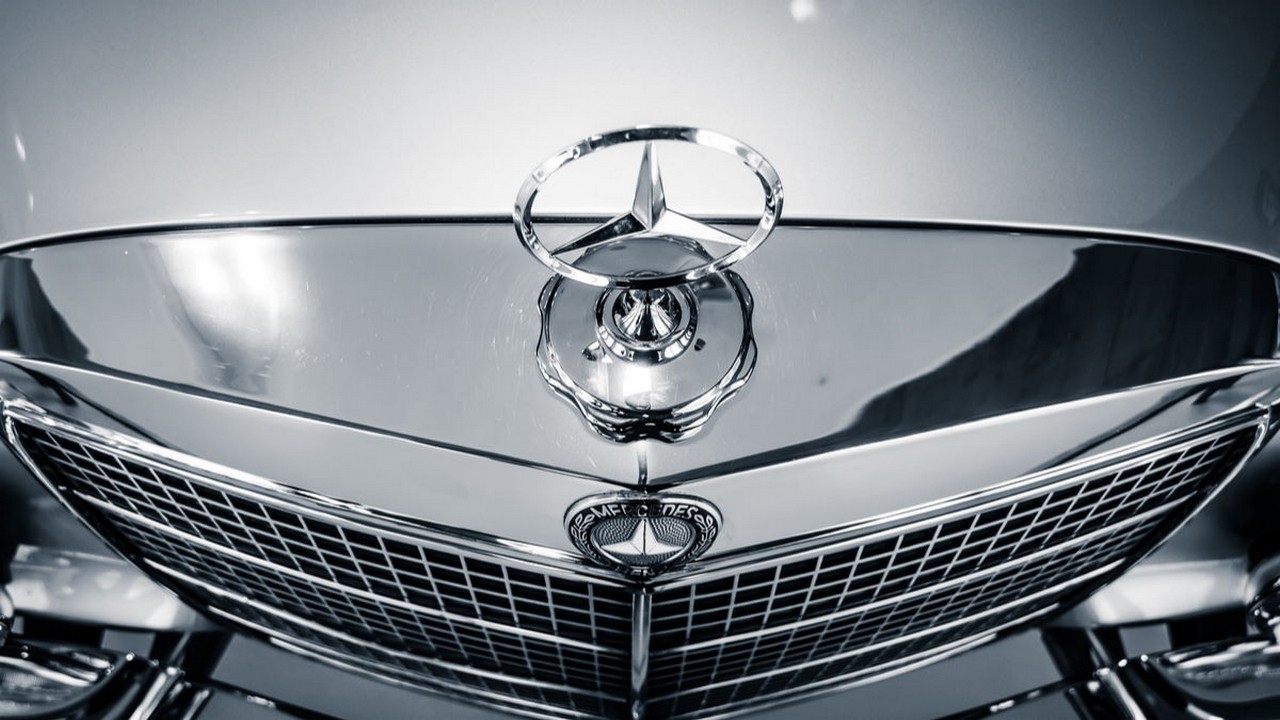 Daimler Aktie: An der Marke von 76 Euro hat sich für den Aktienkurs ein potenzielles (!) Doppeltop gebildet. Bild und Copyright: Jaggat Rashidi / shutterstock.com.