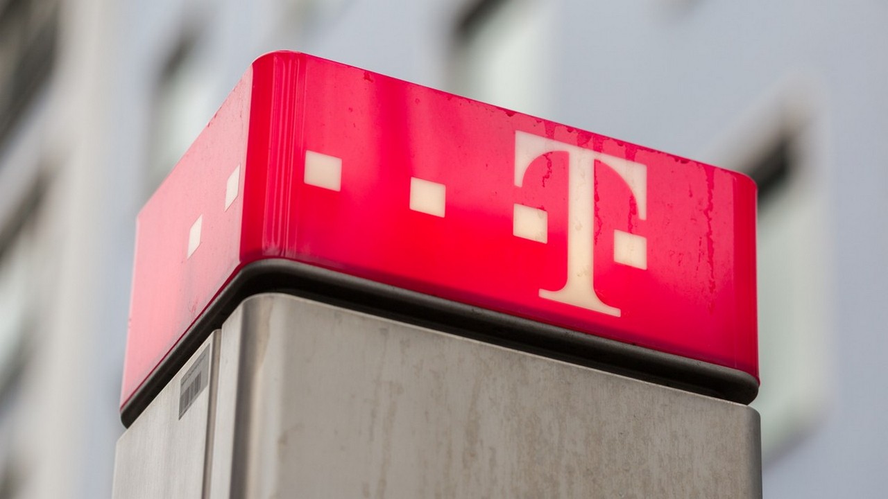 Die Deutsche Telekom Aktie hat ein neues Mehrjahreshoch erreicht. Bild und Copyright: Chris Redan / shutterstock.com.