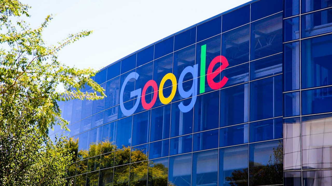 Die Alphabet-Tochter Google zahlt in Frankreich wegen Missbrauchs seiner marktbeherrschenden Stellung im Online-Werbegeschäft eine Strafe. Bild und Copyright: Valeriya Zankovych / shutterstock.com.