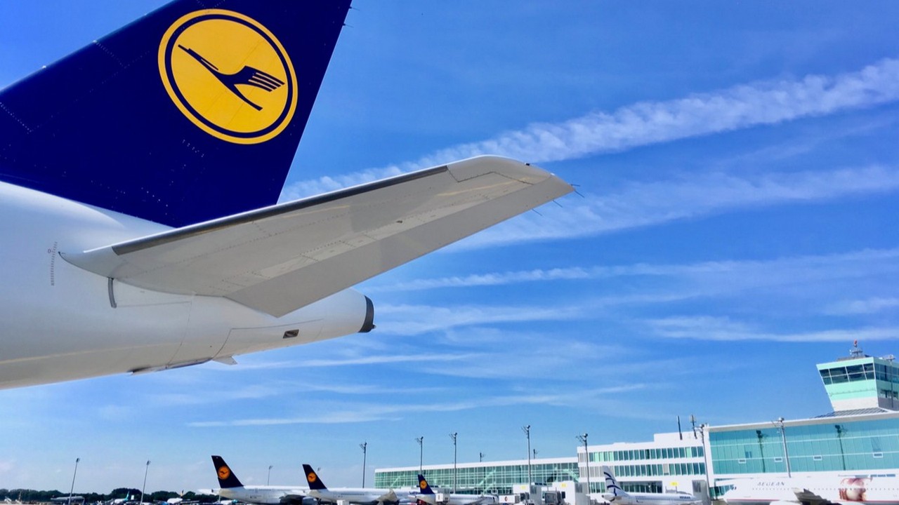Die Lufthansa muss an den Drehkreuzen in Frankfurt und München für Freitag 800 Flüge streichen. Bild und Copyright: Tamme Wichmann / shutterstock.com.