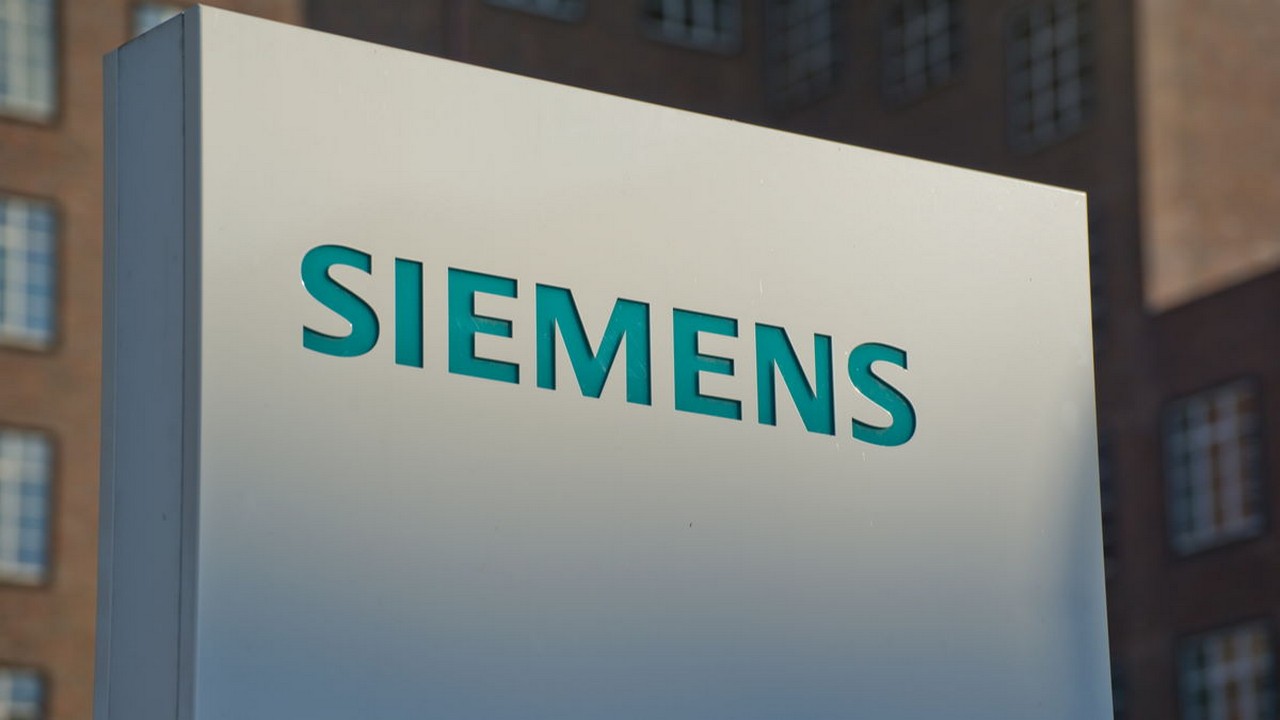 Die Aktien von Siemens befinden sich in einem starken Aufwärtstrend, allerdings aktuell am Widerstand der oberen Trendkanalbegrenzung.  Bild und Copyright: AR Pictures / shutterstock.com.