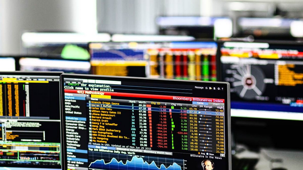 Bei der Paragon Aktie ergeben sich neue charttechnische Chancen für Trader. Der Aktienkurs konnte seinen Abwärtstrend der letzten Wochen überwinden und setzt zum Sprung an. Bild und Copyright: Rokas Tenys / shutterstock.com.