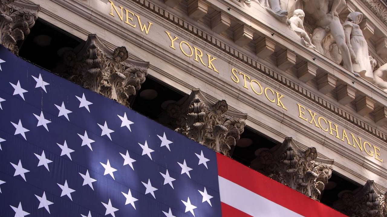 Nach einem sehr volatilen Auf und Ab hat die Wall Street deutlich zugelegt. Bild und Copyright: gary yim / shutterstock.com.