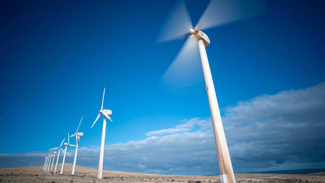 Der Bremer Wind- und Solarkonzern Energiekontor sieht sich auf Kurs Richtung seiner Ziele für 2023. Bild und Copyright: luchschenF / shutterstock.com.