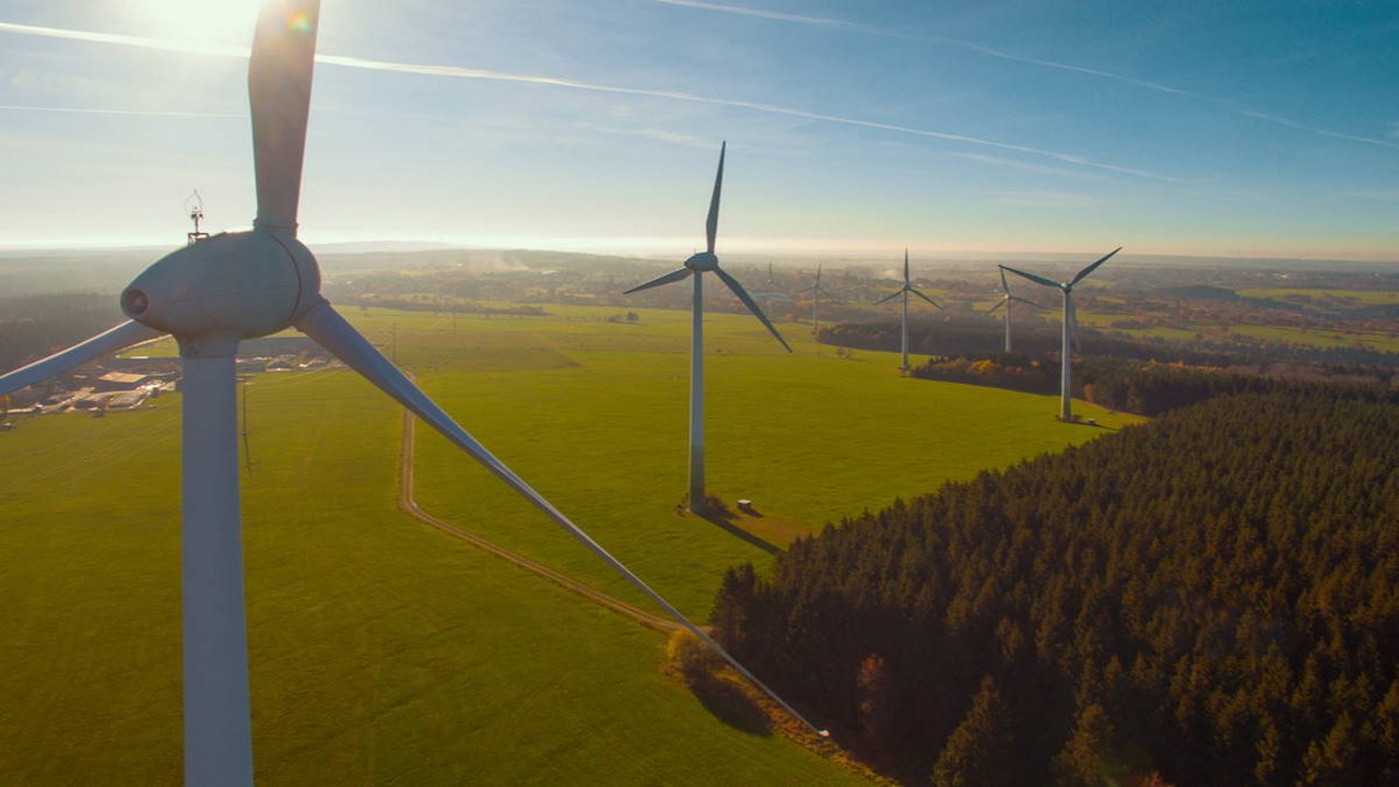 Encavis produziert Strom aus erneuerbaren Energie. Die Aktie des Hamburger Unternehmens kam nach einer Kursrallye jüngst unter Konsolidierungsdruck, scheint sich nun aber davon befreit zu haben. Bild und Copyright: Alexander Kirch / shutterstock.com.
