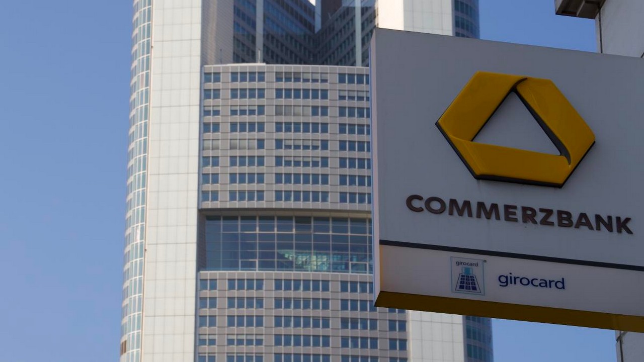 Die Commerzbank-Zentrale in Frankfurt. Der Aktienkurs des Unternehmens steht - wieder einmal - kritisch unter Druck. Bild und Copyright: Commerzbank.