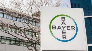 Bayers Aktienkurs ist in den letzten Wochen von 73,53 Euro auf Freitag erreichte 43,87 Euro abgestürzt. Kommen jetzt CHancen auf die Wende auf? Bild und Copyright: dvoevnore / shutterstock.com.