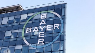 Die Aktien von Bayer befinden sich übergeordnet in einem Abwärtstrend, der weiterhin die langfristige Richtung vorgeben sollte. Bild und Copyright: ricochet64 / shutterstock.com.