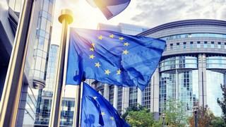 Es wird sein, dass sich die EU-Länder schleunigst auf ein gemeinsames Vorgehen zur Unterstützung ihrer Mitgliedsländer einigen. Ob nun über den Euro-Rettungsschirm ESM, die Europäische Investitionsbank oder über gemeinsame Anleihen. Bild und Copyright: symbiot / shutterstock.com.