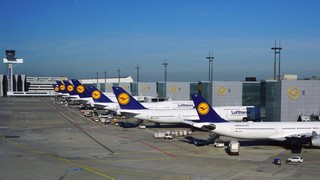 Aufgrund der Auswirkungen der Coronvirus-Pandemie hat die Lufthansa ihre Flugzahlen deutlich reduziert. Bild und Copyright: EQRoy / shutterstock.com.