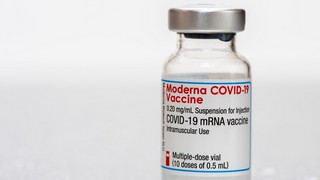 Den Ausblick für die Verkäufe des COVID-19 Impfstoffs Spikevax im laufenden Jahr hebt Moderna auf rund 19 Milliarden Dollar an. Bild und Copyright: Wolfilser / shutterstock.com.