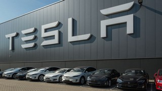 Chartanalyse der UBS zur Tesla Aktie. Bild und Copyright: Nadezda Murmakova / shutterstock.com.