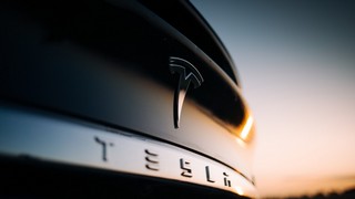 Die charttechnische Lage bei der Tesla Aktie ist aktuell klar bearish zu werten. Bild und Copyright: BoJack / shutterstock.com.