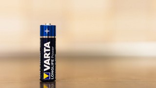 Varta verbucht hohe Abschreibungen im vierten Quartal 2022. Bild und Copyright: 1000 Words Photos / shutterstock.com.
