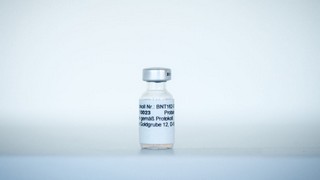 Mit Großbritannien sichert sich ein erster Staat BioNTechs und Pfizers Impfstoff gegen das Virus SARS-CoV-2, den Erreger von COVID-19 und Auslöser der seit Monaten grassierenden Pandemie. Bild und Copyright: BioNTech.